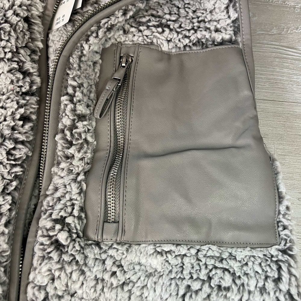 NWT!! NEW- grey Abercrombie & Fitch Cloud Sherpa Vest - Picture 8 of 13